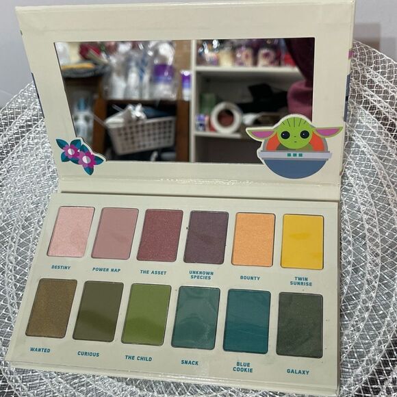 Disney Star Wars Mandalorian Eye Shadow Palette with 12 Colors NWT - Picture 2 of 7